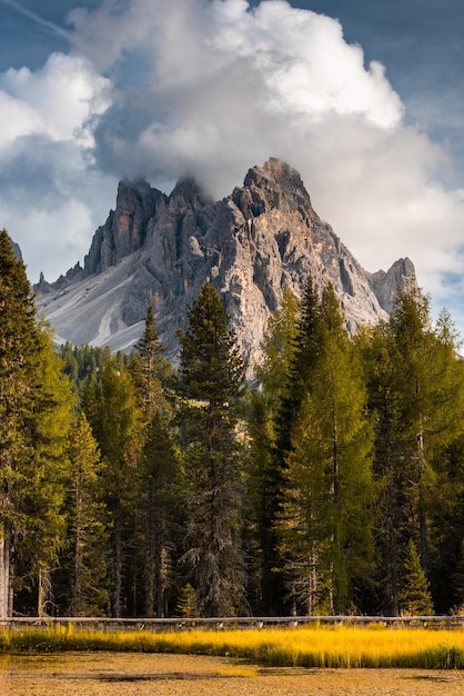 가을 시즌에 Antorno 호수의 이탈리아 Dolomites 극적인 봉우리