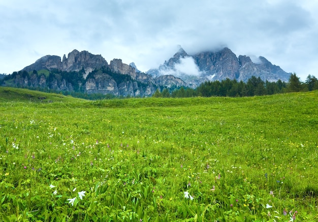 イタリアのドロミテ山の景色