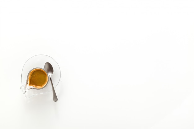 Фото Итальянский кофе эспрессо в стеклянной чашке изолированной на белой предпосылке.