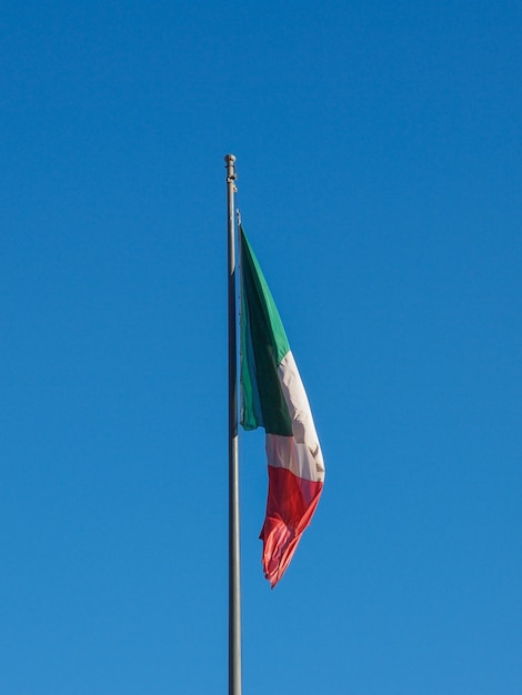 Итальянский флаг над голубым небом