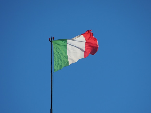 Foto bandiera italiana d'italia nel cielo blu