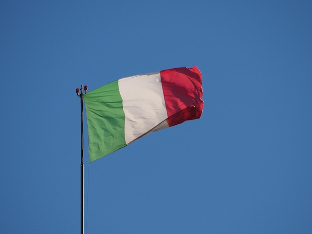 Итальянский флаг Италии над голубым небом
