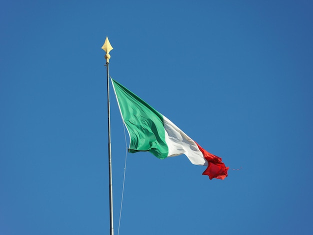 푸른 하늘 위에 이탈리아의 이탈리아 국기