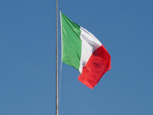 Bandiera italiana d'italia nel cielo blu