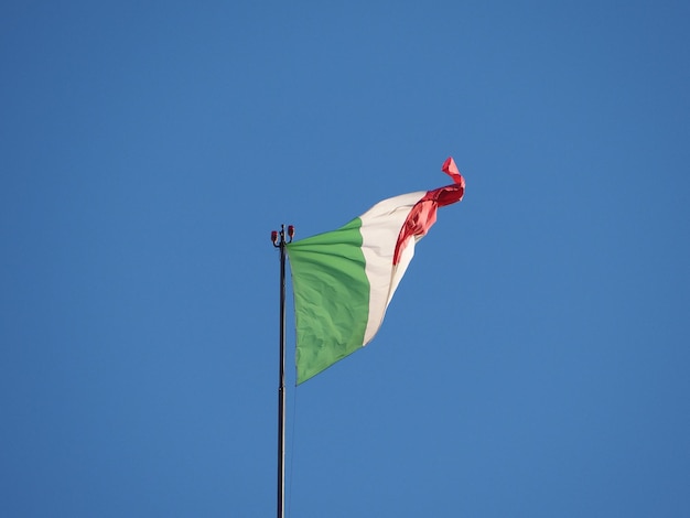 Итальянский флаг Италии над голубым небом