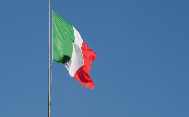 青い空の上のイタリアのイタリア国旗