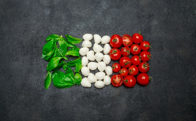 Итальянский флаг из сыра моцарелла, базилика и помидоров. Салат Капрезе