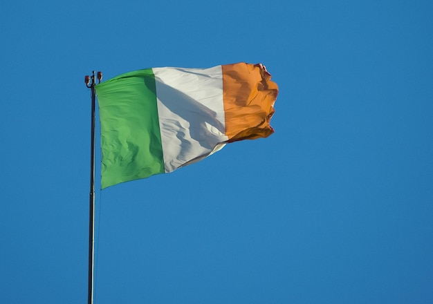 Фото Итальянский флаг италии над голубым небом