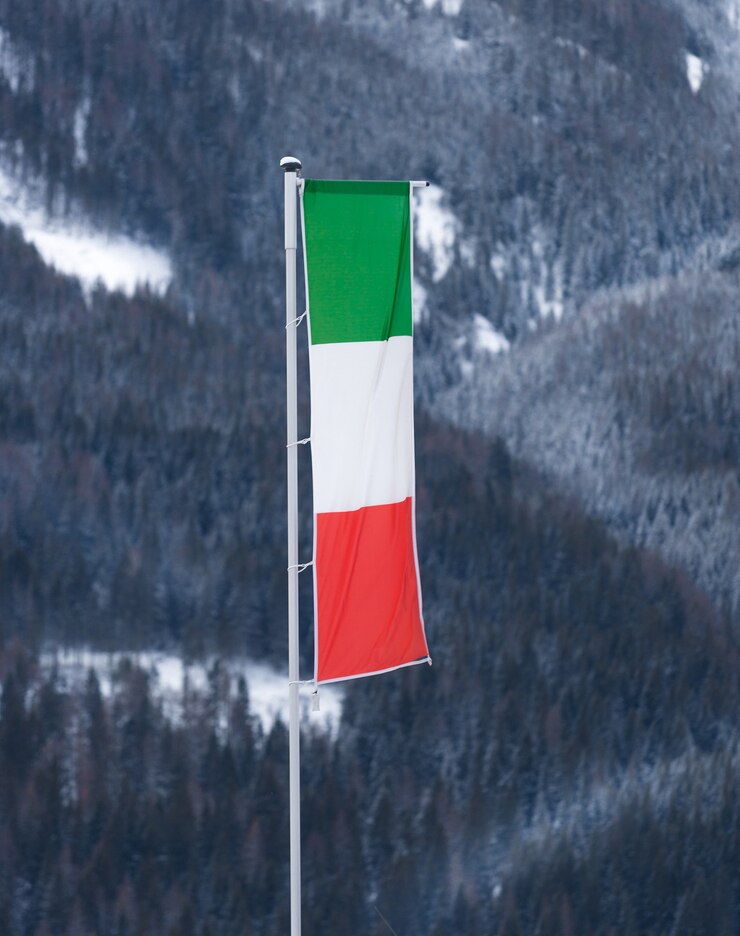 Photo スキー場のポールで風になびくイタリア国旗