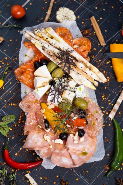 Foto cibo italiano assortimento di antipasti per una grande compagnia in un ristorante diversi tipi di fumo