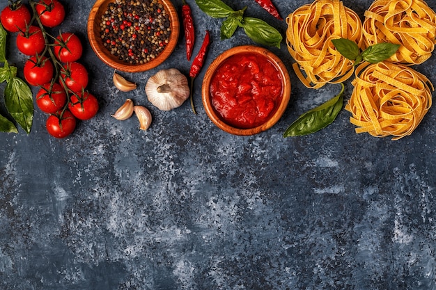 Sfondo di cibo italiano con pasta, spezie e verdure