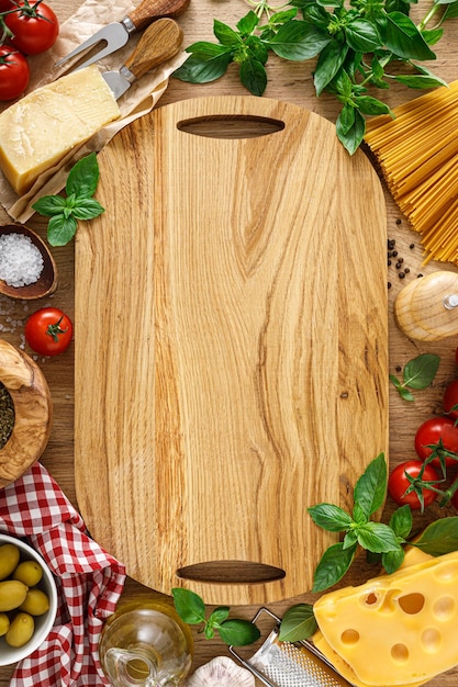 Foto cibo italiano sfondo di concetto culinario con ingredienti per cucinare su cucina in legno rustico