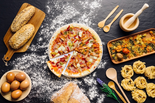 Foto cucina italiana con pizza e pasta