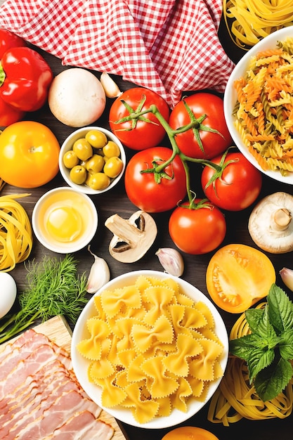 Foto ingredienti alimentari italiani con pasta, verdure, funghi, olive e pancetta