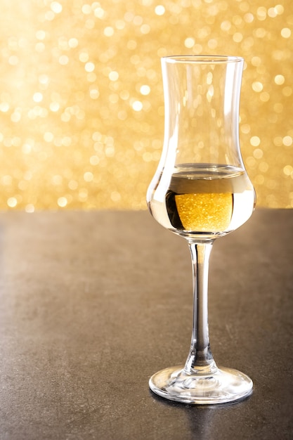 Bevanda grappa d'oro italiana su sfondo giallo brillante