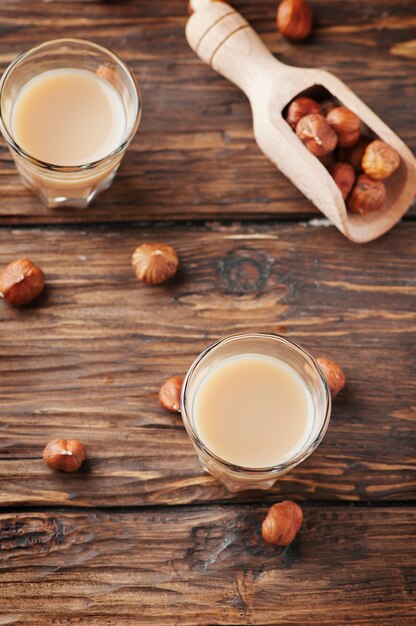 Foto liquore di nocciole italiano sul tavolo di legno