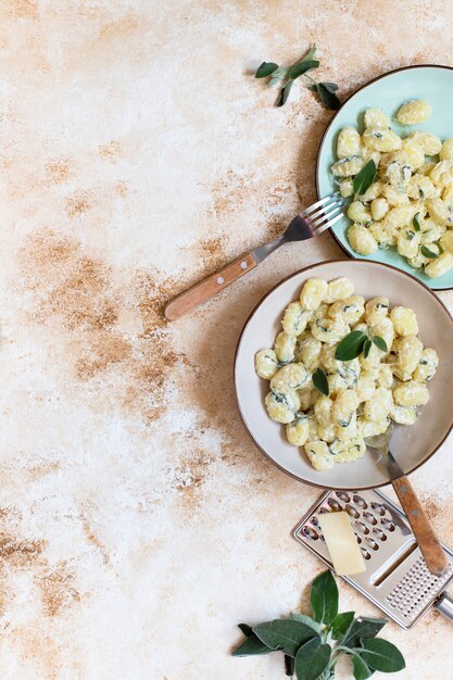 Gnocchi fatti in casa italiani con burro, formaggio e salvia