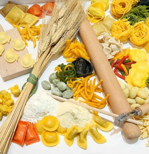 Foto pasta casalinga italiana di varie dimensioni chiamata tagliatelle tortellini ravioli