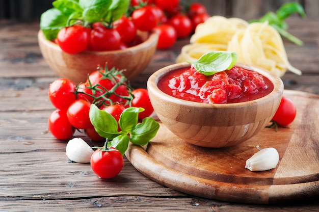 Salsa italiana fatta in casa con pomodoro e basilico