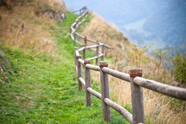 Paesaggio italiano, colline e corrimani in legno.