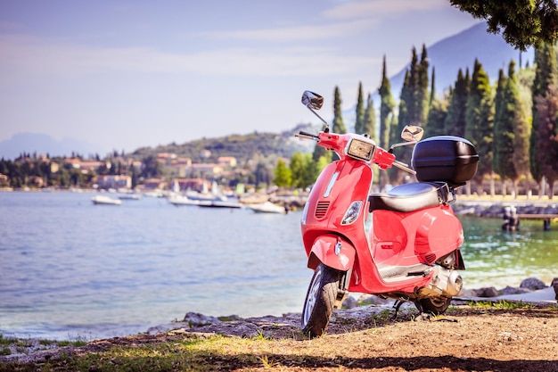 Итальянский образ жизни Красный скутер прибрежный пейзаж с голубым небом Италия