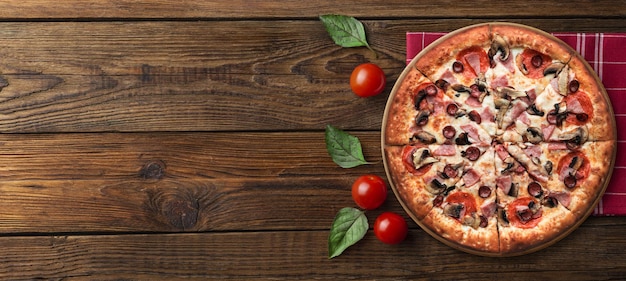 검은 테이블에 이탈리아 녹은 치즈 피자, 체리 토마토와 로즈마리 C 음식 재료
