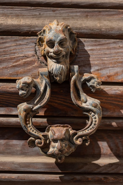 Foto pomolo in ottone metallo italiano con una strana faccia spaventosa