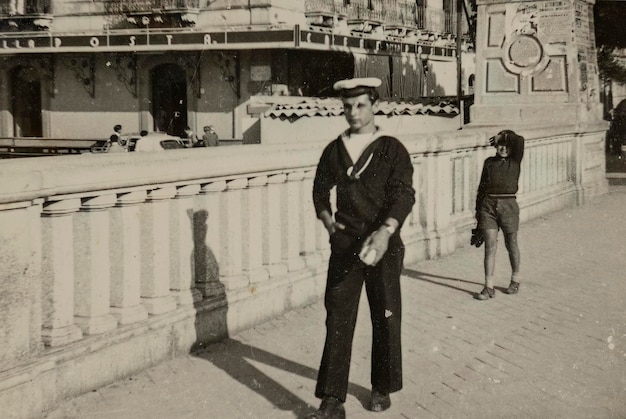 写真 1950 年代の街で自由時間を楽しむイタリア海軍水兵