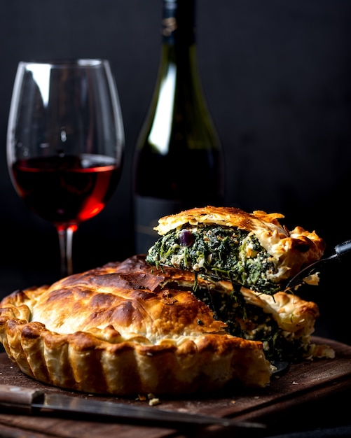 Photo italian pascualina with red wine