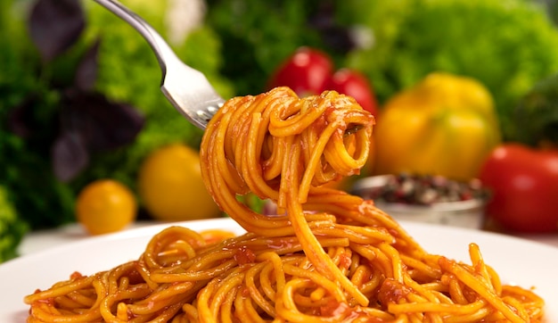 Spaghetti alla bolognese di pasta italiana con ketchup di pomodoro sulla forcella