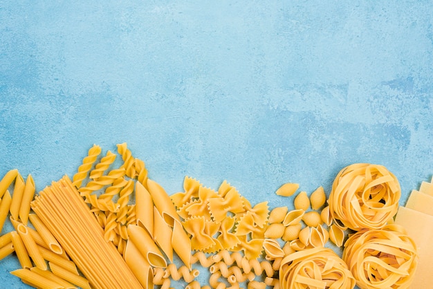 Foto collezione di pasta italiana con copia-spazio