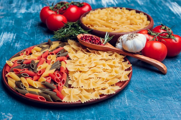 Фото Итальянская паста в тарелке на синем деревянном столе