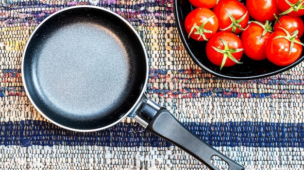 Foto ingredienti per la pasta italiana tomato di ciliegio e spezie per la cottura