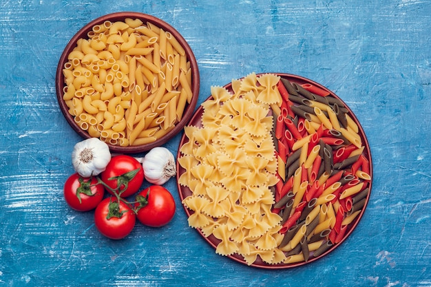 Pasta italiana in zolla su una tabella di legno blu