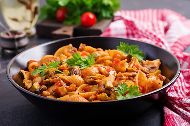 Итальянская паста с грибами, цуккини и томатным соусом