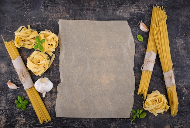 Spaghetti e tagliatelle di pasta italiana