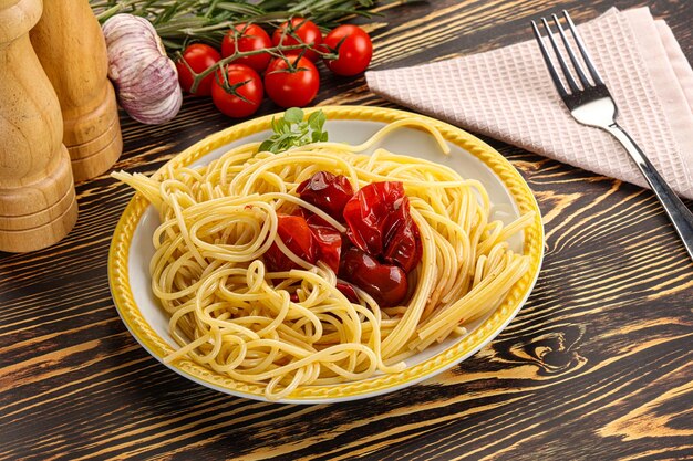 Foto spaghetti di pasta italiana con pomodoro al forno