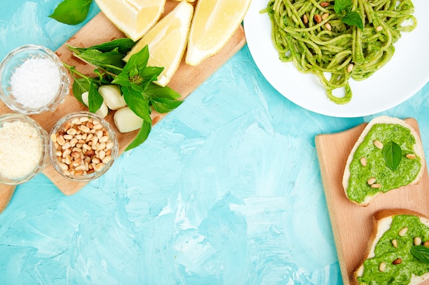 Foto spaghetti di pasta italiana con pesto di basilico fatto in casa