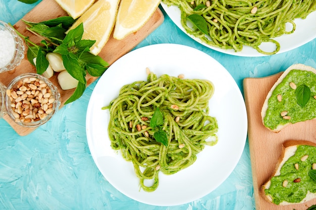 Spaghetti di pasta italiana con pesto di basilico fatto in casa