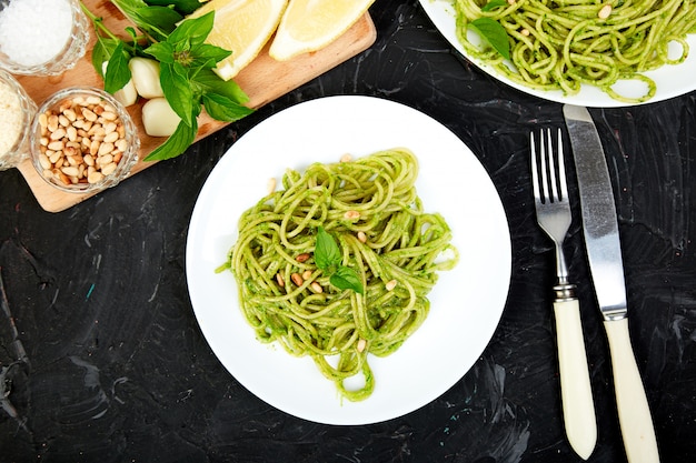 Foto spaghetti di pasta italiana con pesto di basilico fatto in casa