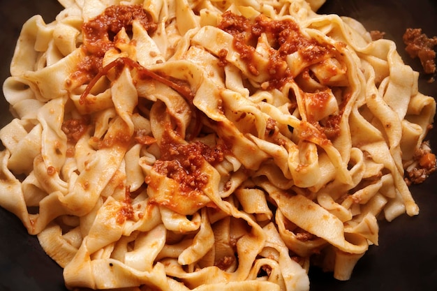 Итальянская паста тальятелле с мясным соусом и соусом болоньезе