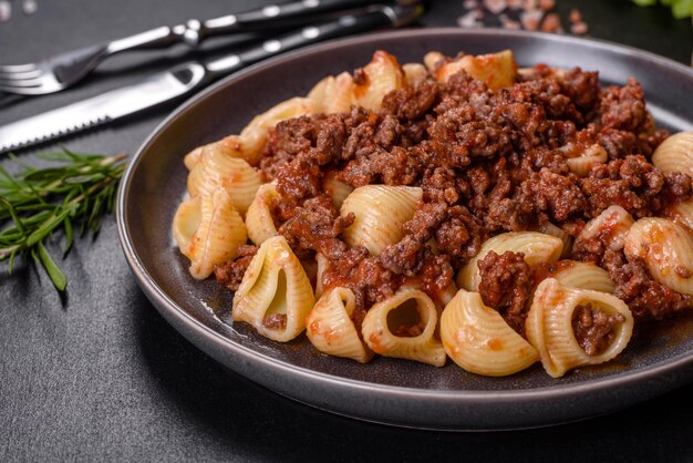 Tagliatelle di pasta italiana con sugo di carne tradizionale fatto in casa