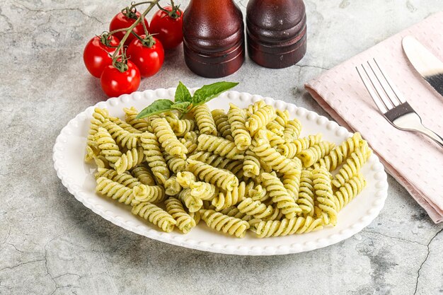 Foto pasta italiana con pesto di basilico