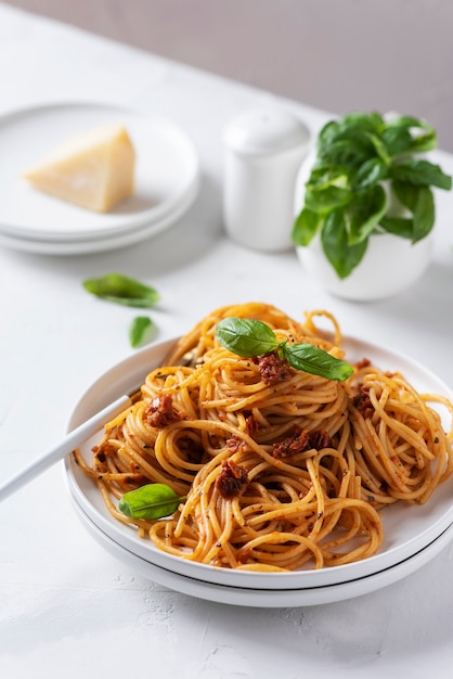 Pasta italiana con pomodori secchi