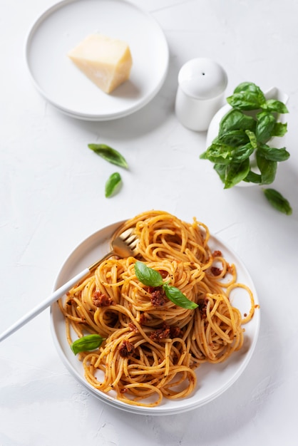 Pasta italiana con pomodori secchi