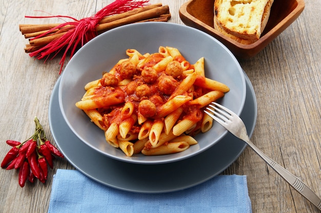 Pasta italiana con sugo di carne