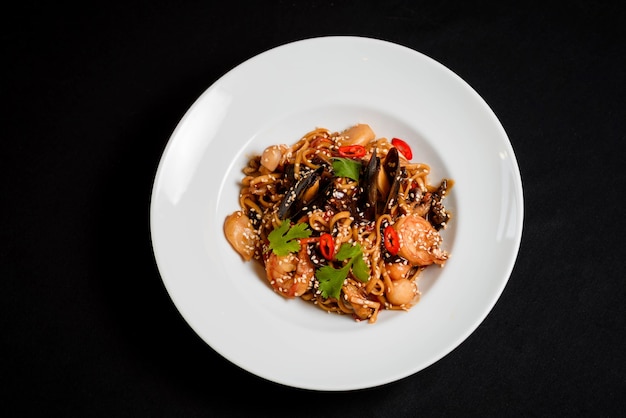 Photo italian pasta with seafood on black background