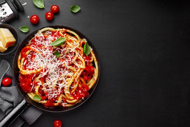 Pasta italiana con salsa di pomodoro e formaggio