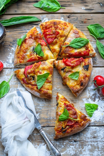 Foto pizzaiolo italiano che fa la fetta della pizza della pizza