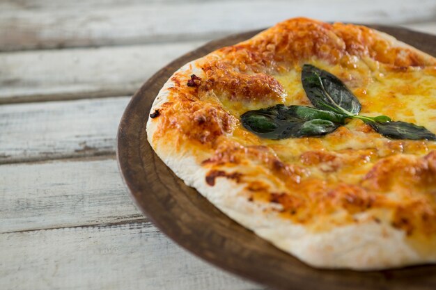 木の板にまな板でイタリアのピザ